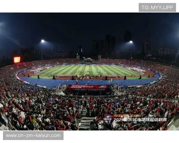 球迷自发组织庆祝活动，城市氛围热烈，自发组织的足球赛